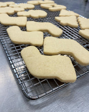 Load image into Gallery viewer, Holiday Cupcake &amp; Cookie Decorating Kit
