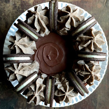 Load image into Gallery viewer, Cookies N. Cream Drip Cake (6-Inch)

